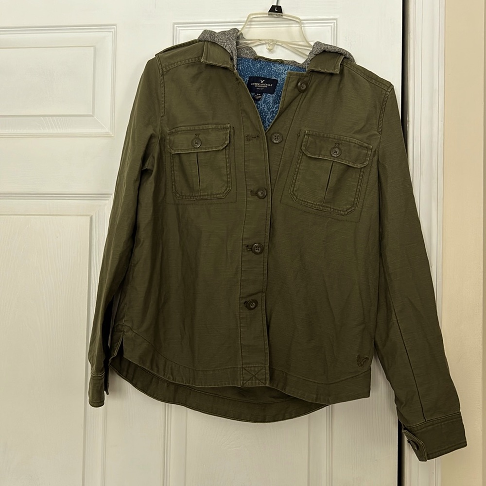 American Eagle jacket. Olive green size small. Like new. No flaws or tears.